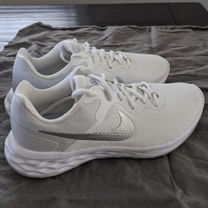 Women's Nike Revolution 6 Next Nature Running Shoes Size 7.5 New without box.